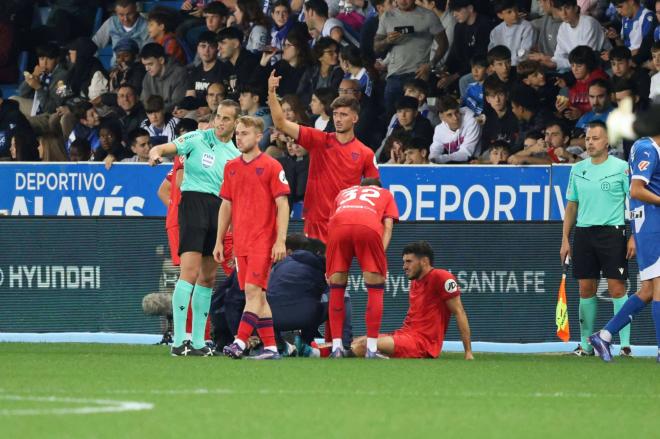 Isaac Romero, lesionado en el Alavés-Sevilla (Foto: Cordon Press).