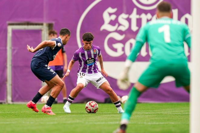 Sergi Esteban, con el balón, ante el Marino de Luanco (Foto: Real Valladolid).