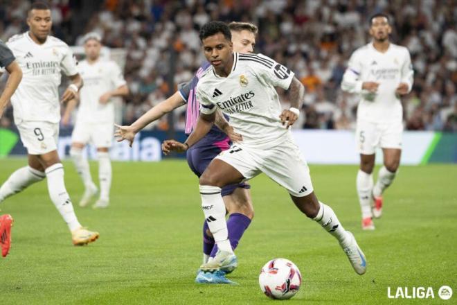 Rodrygo busca regatear durante el Real Madrid-Espanyol (Foto: LALIGA).