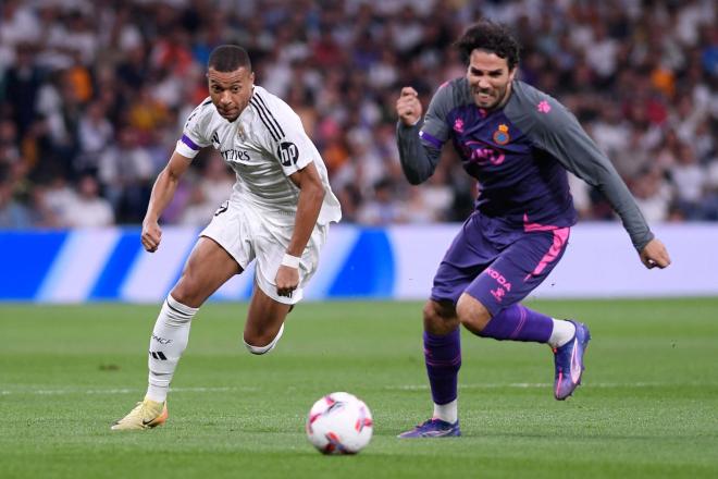 Kylian Mbappé se marcha de Leandro Cabrera en el Real Madrid-Espanyol (Foto: Cordon Press).