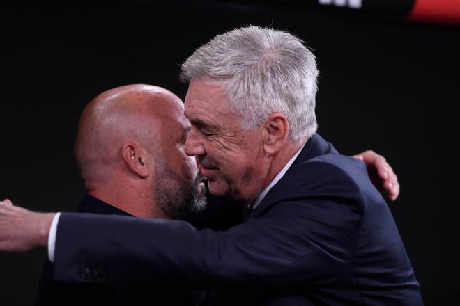 Carlo Ancelotti saluda a Manolo González antes del Real Madrid-Espanyol (Foto: Cordon Press).