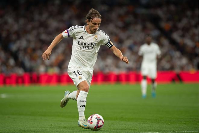 Luka Modric controla el balón en el Real Madrid-Espanyol (Foto: Cordon Press).