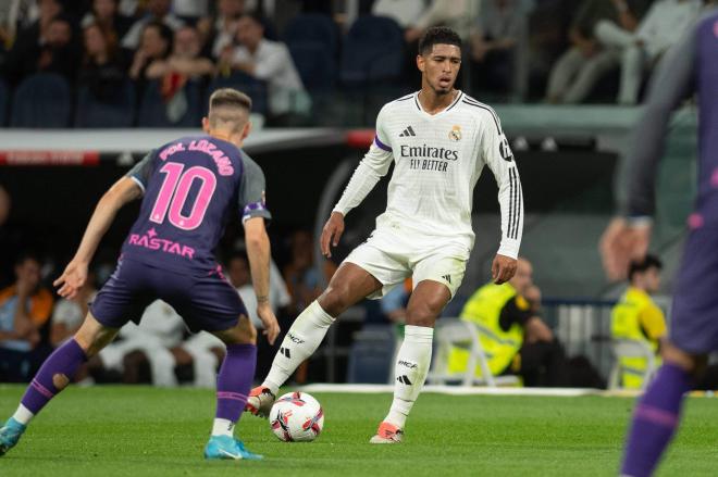 Jude Bellingham controla el balón en el Real Madrid-Espanyol (Foto: Cordon Press).