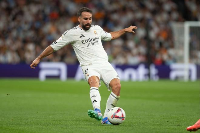 Dani Carvajal da un pase en el Real Madrid-Espanyol (Foto: Cordon Press).