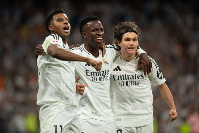 Rodrygo, Vinicius y Fran García celebran un gol en el Real Madrid-Espanyol (Foto: Cordon Press).