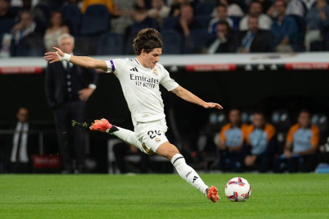 Fran García dispara en el Real Madrid-Espanyol (Foto: Cordon Press).
