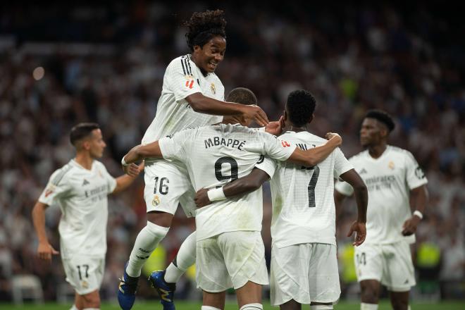 Endrick abraza a Kylian Mbappé tras su gol en el Real Madrid-Espanyol (Foto: Cordon Press).