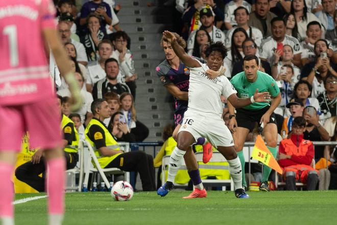 El penalti de Carlos Romero a Endrick en el Real Madrid-Espanyol (Foto: Cordon Press).