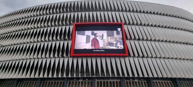 El vídeo sobre el Athletic Club campeón, obra del cantautor Mikel Urdangarin, exhibido en la pantalla LED de San Mamés (Foto: ElDesmarque).