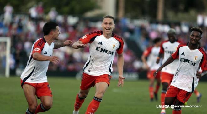 Ilyas Chaira controla el balón (Foto: LaLiga).