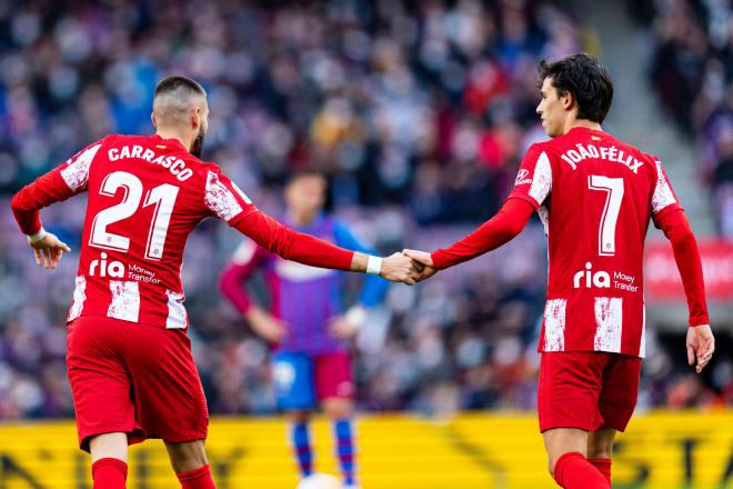 Yannick Carrasco y Joao Félix se saludan en el Atlético de Madrid (Foto: Cordon Press).