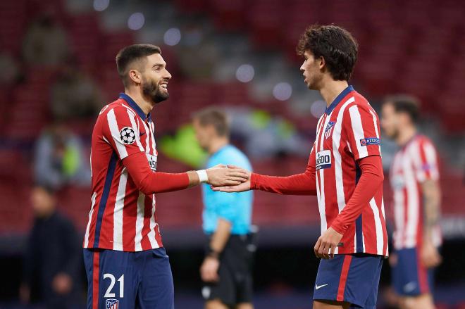 Yannick Carrasco y Joao Félix se saludan en el Atlético de Madrid (Foto: Cordon Press).