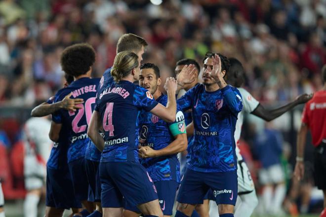 Gallagher celebra el gol con sus compañeros en el Rayo-Atlético (FOTO: Cordón Press).