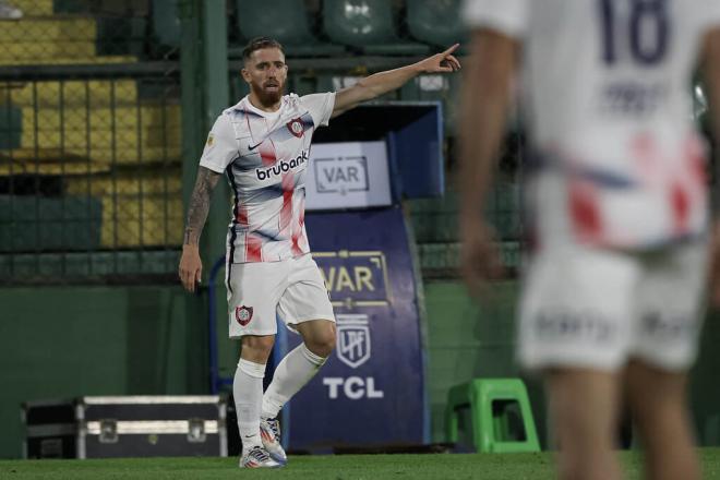 Iker Muniain da órdenes en un partido de San Lorenzo (Foto: San Lorenzo de Almagro).