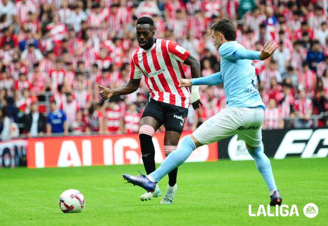 Iñaki Williams la toca durante el partido Athletic Club - Celta de San Mamés (Foto: LALIGA).