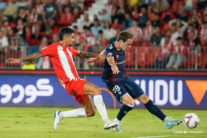 Jugada del Almería-Éibar (FOTO: LALIGA).