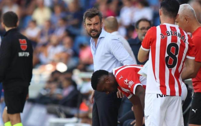 Rubén Albés da instrucciones en el Tenerife - Sporting (Foto: LALIGA).