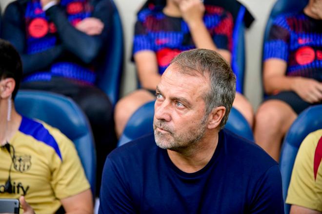 Hansi Flick, en el banquillo durante el Villarreal-Barcelona (FOTO: EFE).