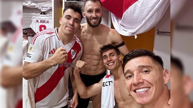 Acuña, Pezzella, Gattoni y Kranevitter celebran con River Plate en La Bombonera.