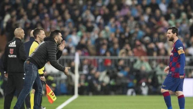 Éder Sarabia da instrucciones a Leo Messi en un partido del Barça.