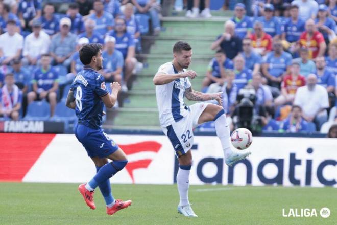 Nastasic despeja delante de Arambarri en el Getafe-Leganés (Foto: LALIGA).