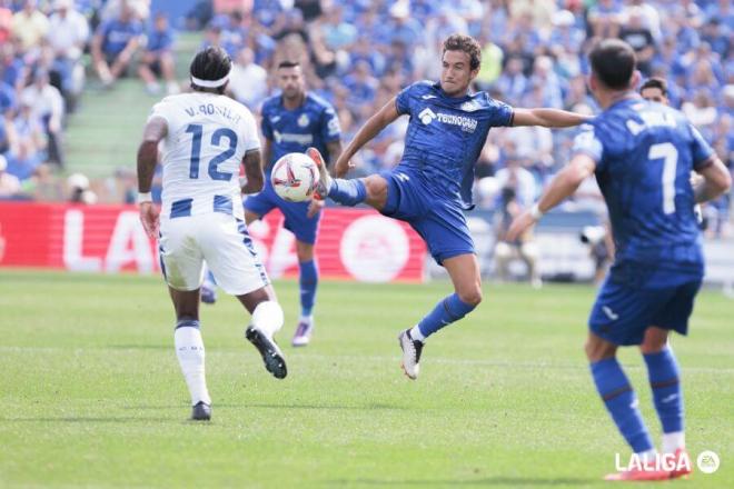 Luis Milla controla un balón en el Getafe-Leganés (Foto: LALIGA).