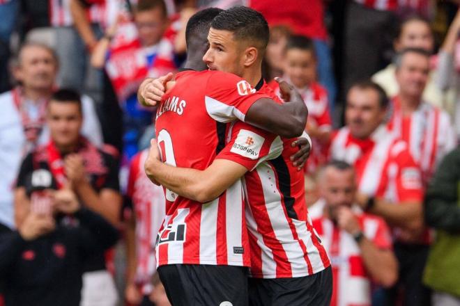 Iñaki Williams y el abrazo en el primer gol de Gorka Guruzeta ante el Celta en San Mamés (Foto: Athletic Club).