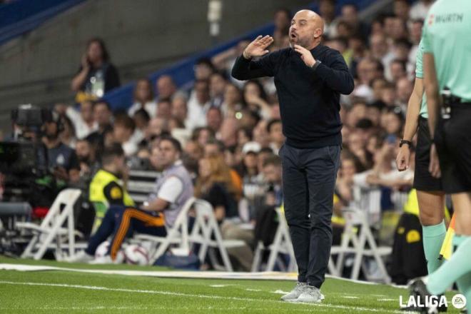 Manolo González da instrucciones durante el Real Madrid-Espanyol (Foto: LALIGA).