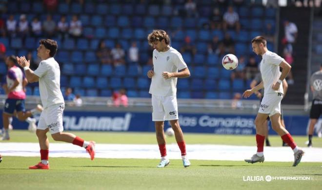 Los jugadores del Sporting calientan en el Heliodoro (Foto: LALIGA).