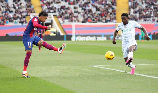 Raphinha, ante Djené en un Barcelona-Getafe (Foto: Cordon Press).