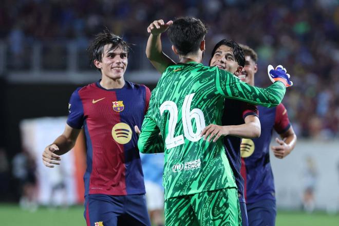 Los jugadores del Barça abrazando a Astralaga (Foto: Cordon Press).