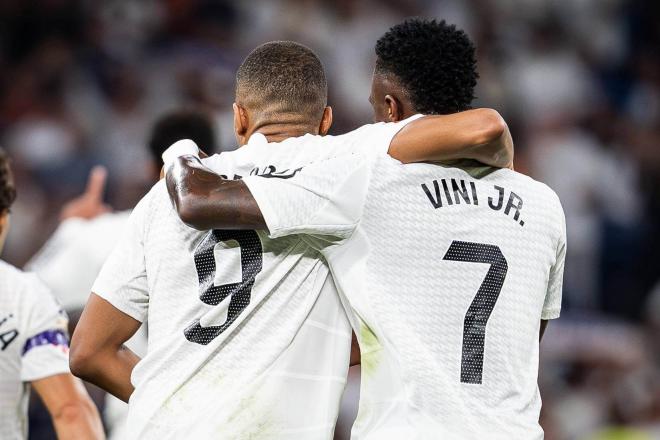 Mbappé celebra uno de sus goles con Vinicius (Cordon Press)