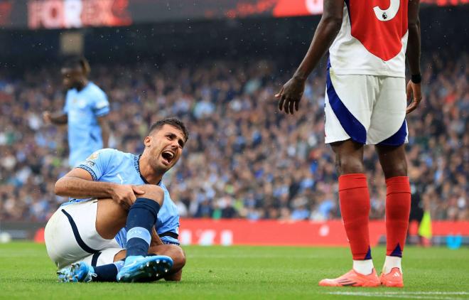 Rodri Hernández, tras lesionarse de la rodilla (Foto: Cordon Press).