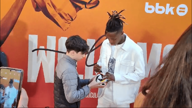 Nico Williams firma un autógrafo a un joven seguidor del Athletic Club en la Gran Vía de Bilbao (Foto: El Desmarque Bizkaia).