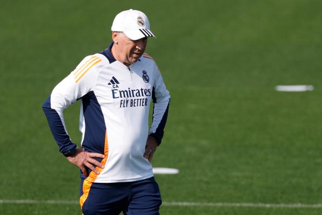 Carlo Ancelotti da indicaciones en un entrenamiento del Real Madrid (Foto: EFE).