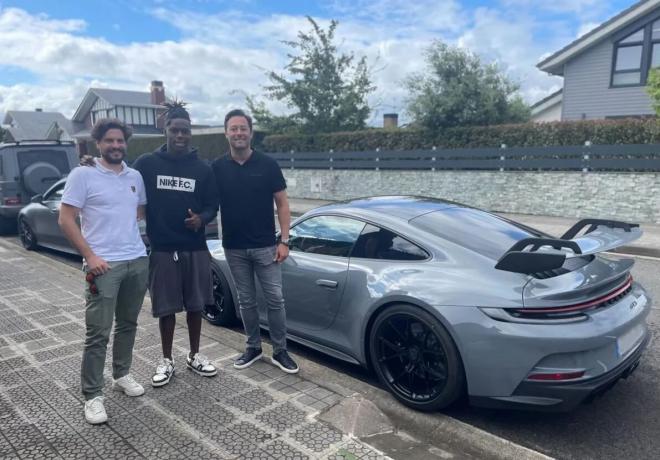 Nico Williams y su nuevo Porsche.