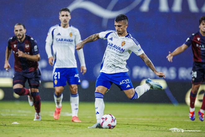 Dani Tasende golpea el balón (Foto: LaLiga).