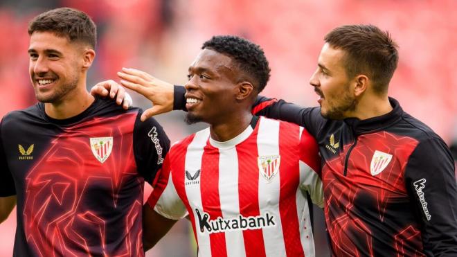 Álvaro Djaló celebra un triunfo en San Mamés con sus compañeros Martón y Gorosabel (Foto: Athletic Club).