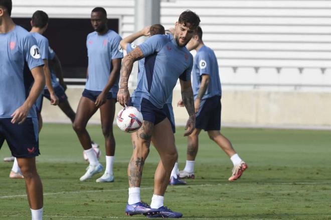 Gudelj, en el entrenamiento previo al partido ante el Valladolid (Foto: Kiko Hurtado).