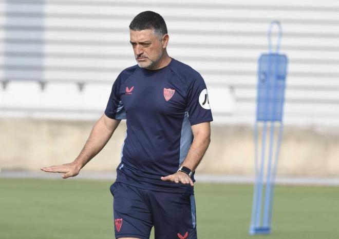 García Pimienta, en el entrenamiento previo al partido del Sevilla ante el Valladolid (Foto: Kiko Hurtado).