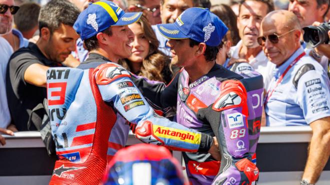 Marc Márquez y Jorge Martín se saludan al final del GP de Aragón (Foto: Cordon Press)