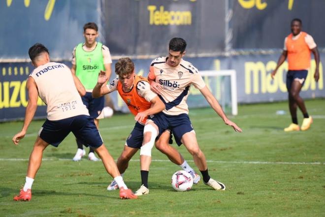 Carlos Fernández, en el entrenamiento de este lunes (Foto: Cádiz CF).