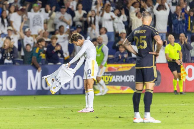 Riqui Puig celebra un gol haciendo un pase torero (Foto: Cordon Press).