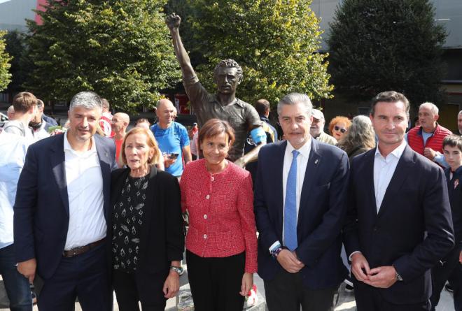Martín Peláez y César Martín, en la inauguración de la estatua de Quini (Foto: @RealOviedo).