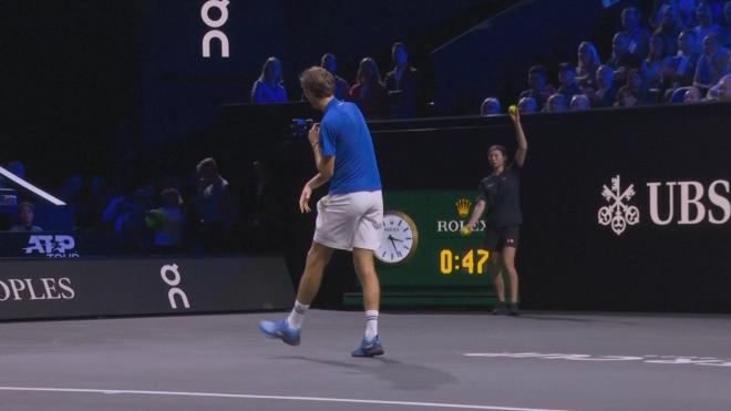 Medvedev en el momento que tira la raqueta durante la Laver Cup (Foto: Laver Cup)