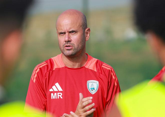 Miguel Ángel Ramírez dirige un entrenamiento (Foto: Al Wakrah SC).