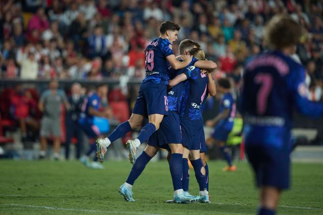 Julián Álvarez se abraza a Sorloth durante el Rayo-Atlético (Foto: Cordon Press).