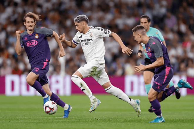 Fede Valverde conduce un balón en el Real Madrid-Espanyol (Foto: RM).