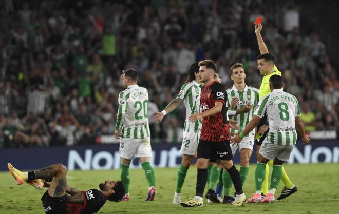 García Verdura decide expulsar a Gio Lo Celso. (Foto: Kiko Hurtado)