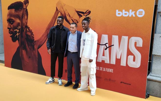 Iñaki y Nico Williams en la presentación de su documental en Bilbao.